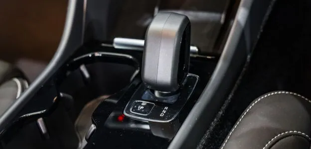 electricy-your-ride-with-volvo-electric-cars-xc-40-recharge-twin-motor-gear-lever