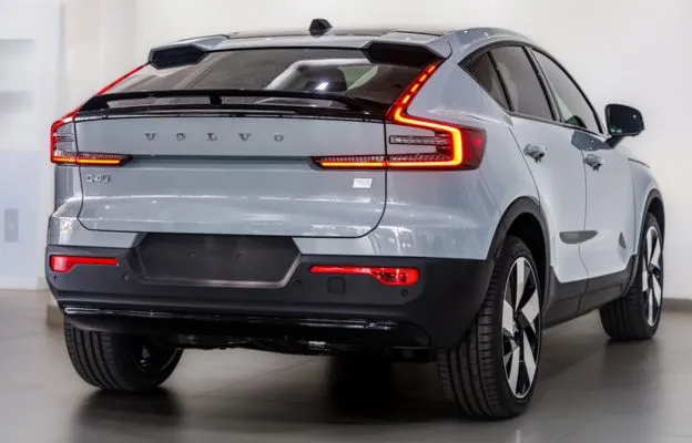 all-electric-compact-suv-c-40-rear-view