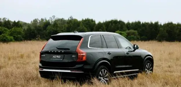 all-new-armoured-volvo-cx-90-rear-view