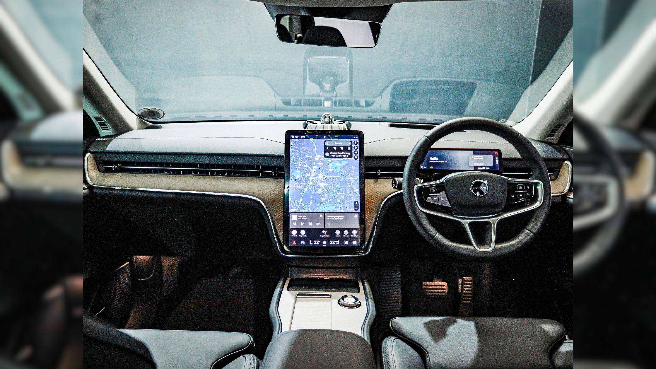 Volvo ex90 lectric - touchscreeen infortainment and multifunction stearing wheel